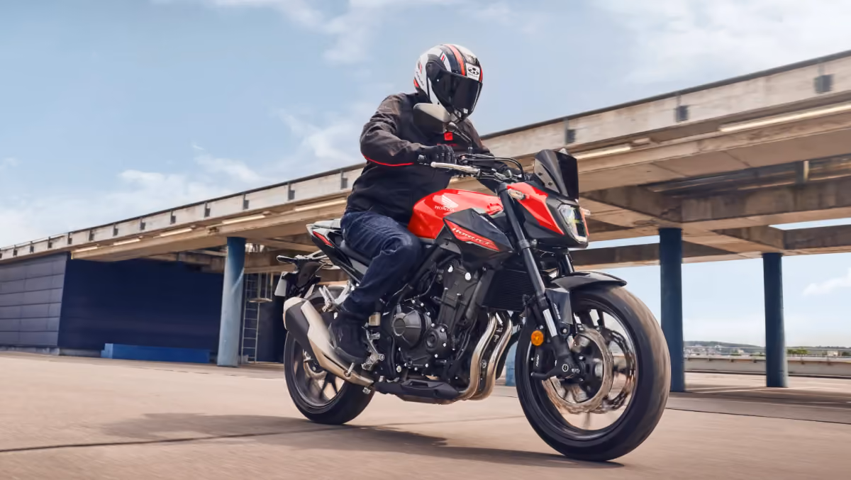 CB500 Hornet - Galeria - diagonal direita dianteira estacionamento