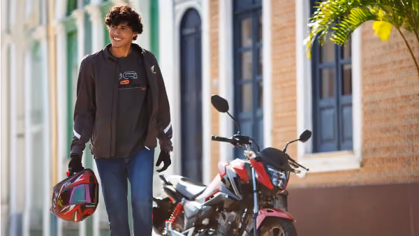 Moto Honda Nova Titan Edição Comemorativa de 50 Anos Com Modelo Visão Dianteira Direita