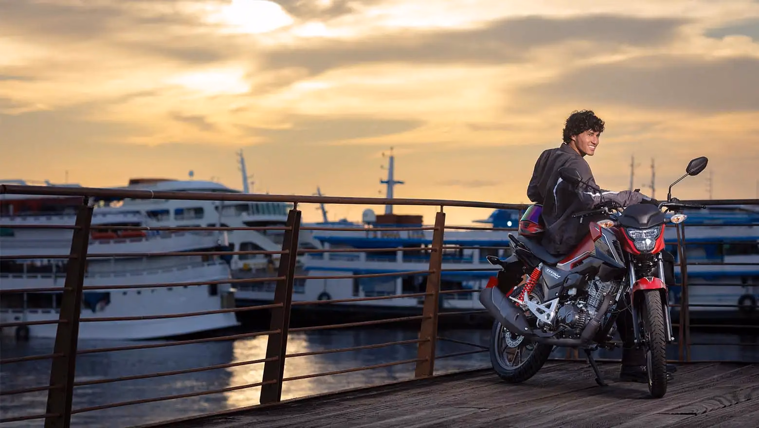 Moto Honda Nova Titan Edição Comemorativa de 50 Anos Com Modelo Visão Lateral Dianteira Direita Em Barco  - 8 de 24