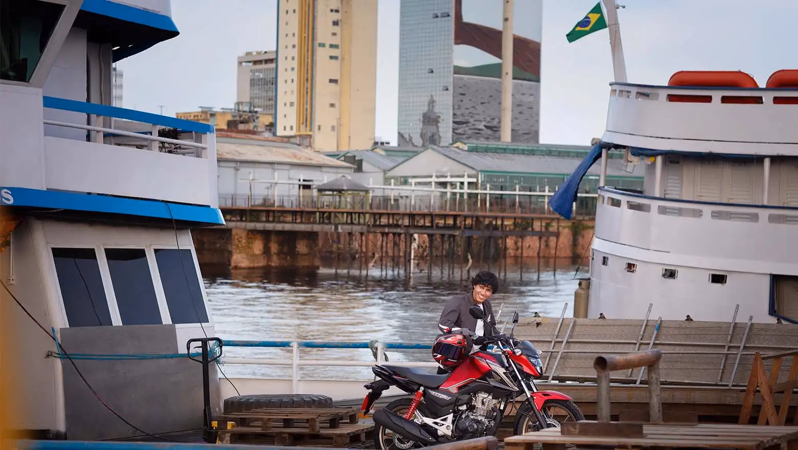 Moto Honda Nova Titan Edição Comemorativa de 50 Anos Com Modelo Visão Lateral Direita No Cais - 5 de 24