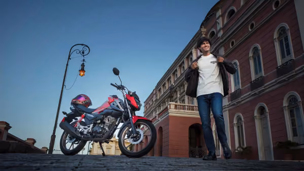 Moto Honda Nova Titan Edição Comemorativa de 50 Anos Com Modelo Visão Lateral Direita