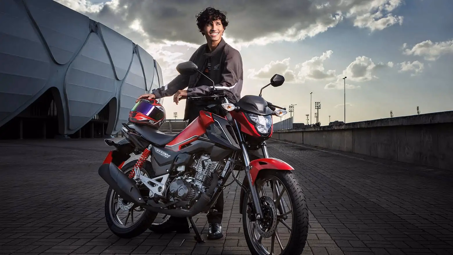 Moto Honda Nova Titan Edição Comemorativa de 50 Anos Com Modelo Visão Total Vertical Dianteira Direita - 1 de 24