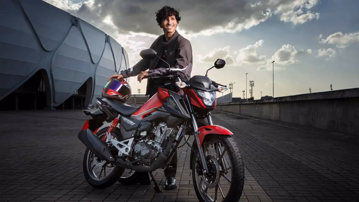 Moto Honda Nova Titan Edição Comemorativa de 50 Anos Com Modelo Visão Total Vertical Dianteira Direita